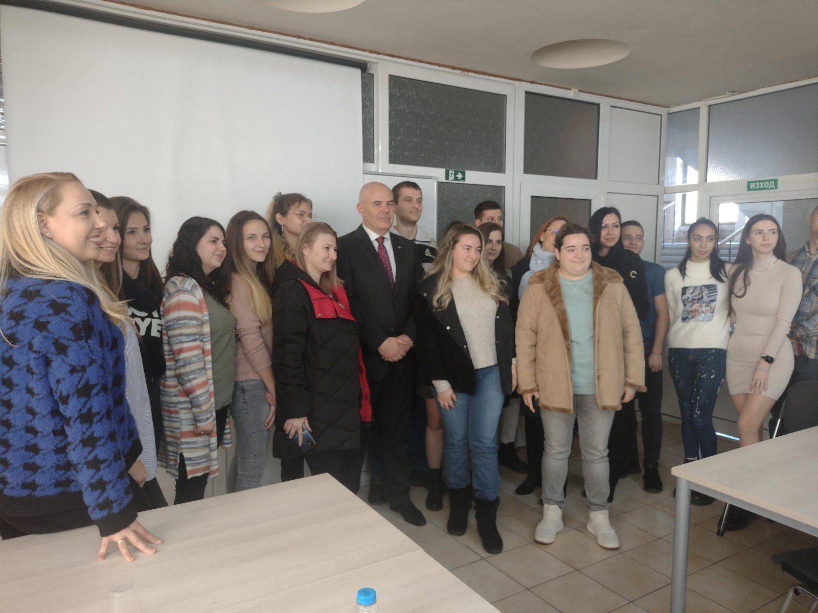 Главният прокурор на среща със студентите от ВТУ